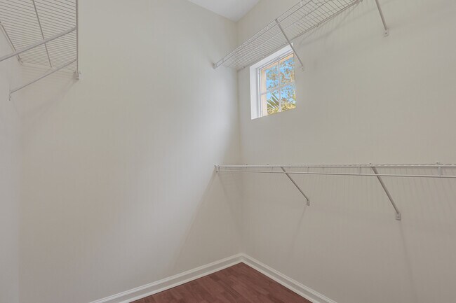 Building Photo - 826 Dakota Dr