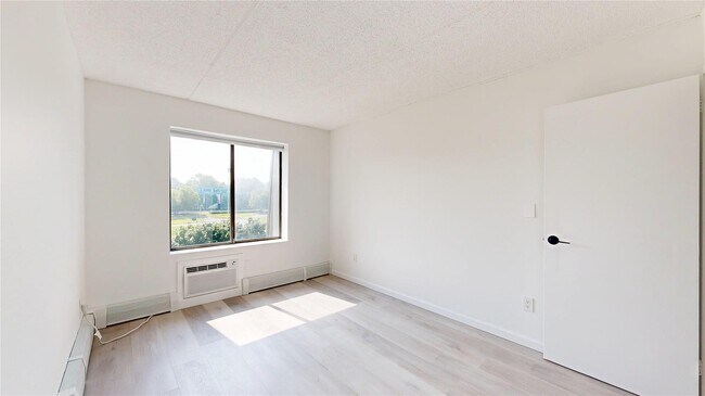 Building Photo - 560 Halstead Ave