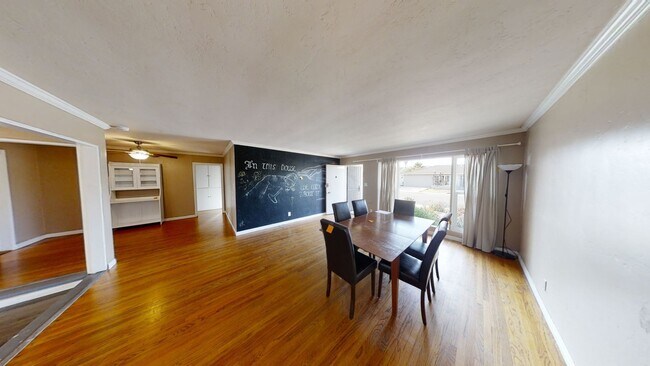 Building Photo - 6BD/3BA on Dorothy Dr!!