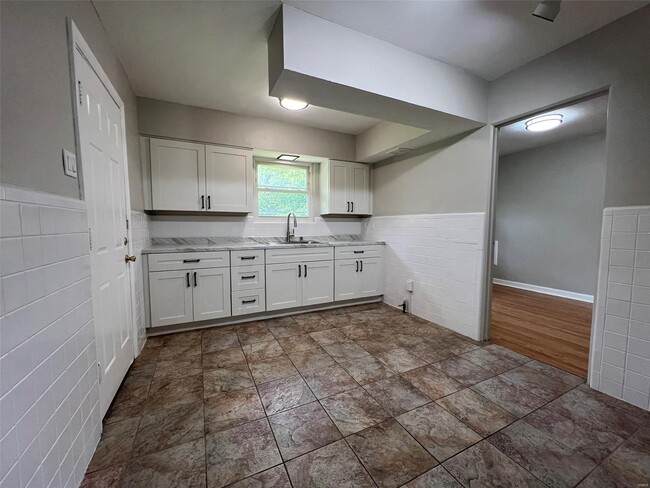Building Photo - 6911 Pine Ridge Dr