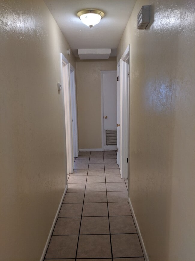 Building Photo - 4-bedroom, 2-bath home on University Ave next to UF