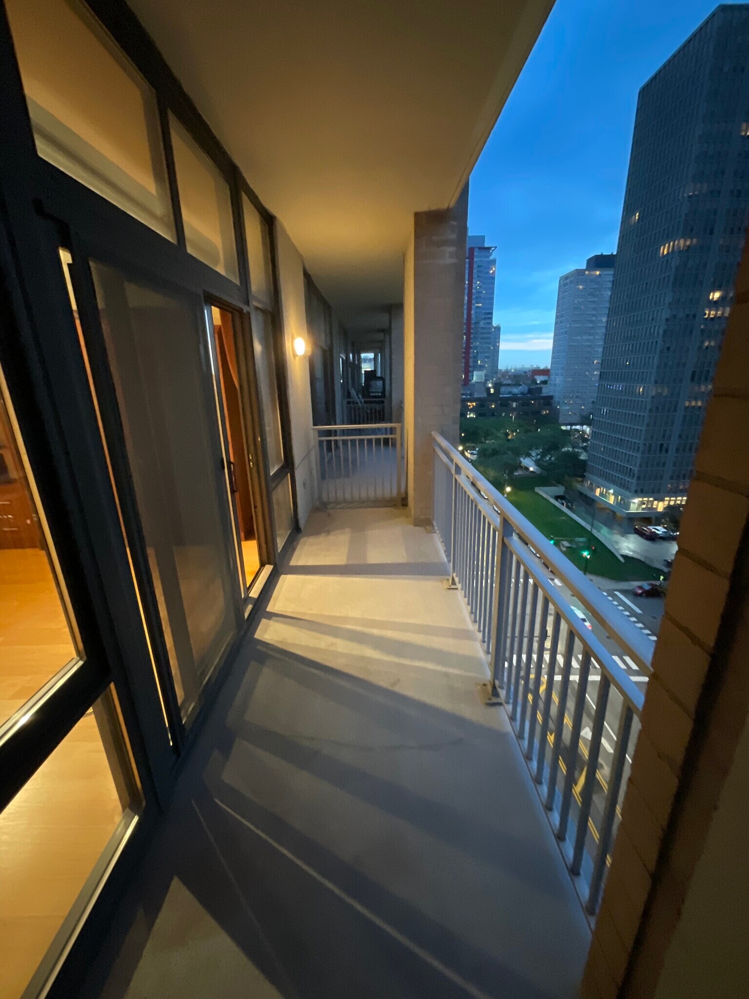 18 ft balcony - 212 E Cullerton St