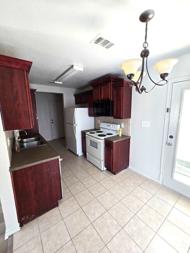 Building Photo - 6534 Westwood Village Dr