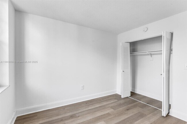 Building Photo - 10825 SW 112th Ave