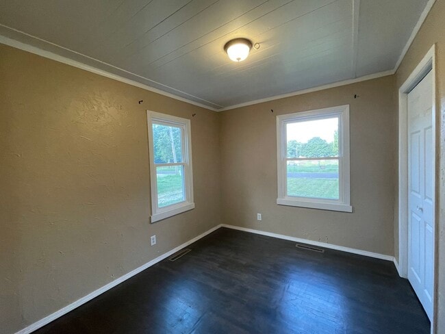 Building Photo - Cute, Clean & in Great Neighborhood!