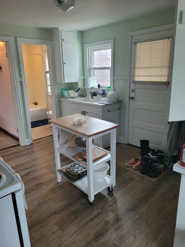 Building Photo - 1 Bedroom, 1 Bathroom Upper Duplex in Thir...