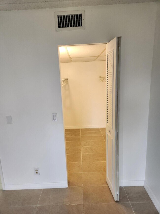 Building Photo - 600 Village Green Ct