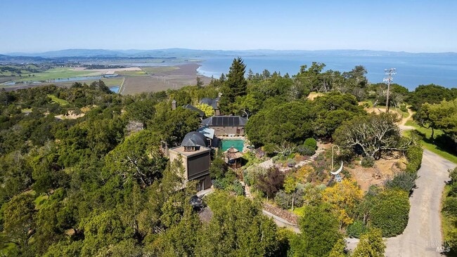 Building Photo - 1100 Bayhills Dr