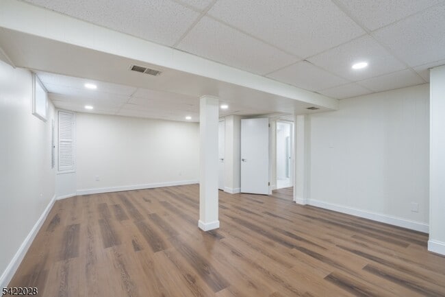 Building Photo - 6 Windsor Way