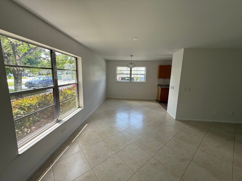 Building Photo - 2 Lake Vista Trl