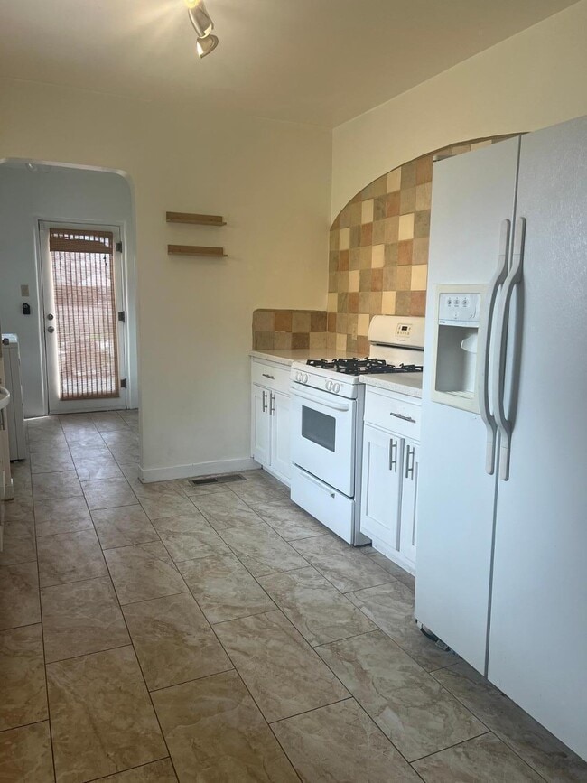 Building Photo - 630 Bryn Mawr Dr NE