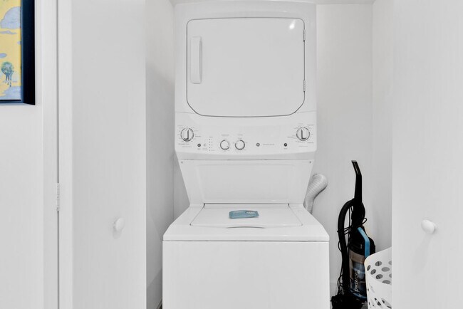 Building Photo - 4011 S Ocean Dr