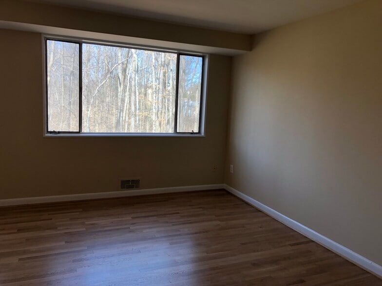 living room - 10500 Montrose Ave