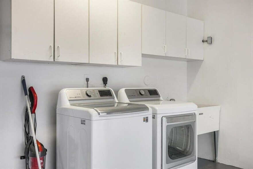 Building Photo - 1419 NE 57th St