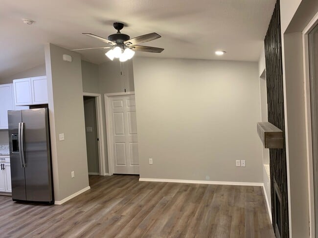 Building Photo - 1 Bedroom/1 Bathroom -- Fantastic Palmer Location!