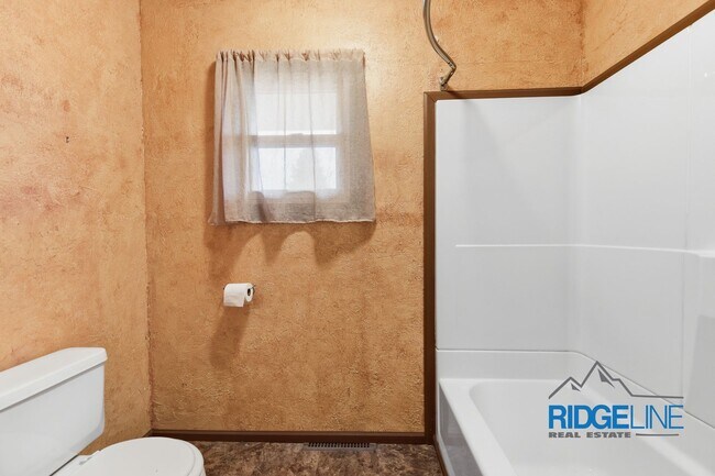 Building Photo - Sunnyside single family home with oversized 2 car garage