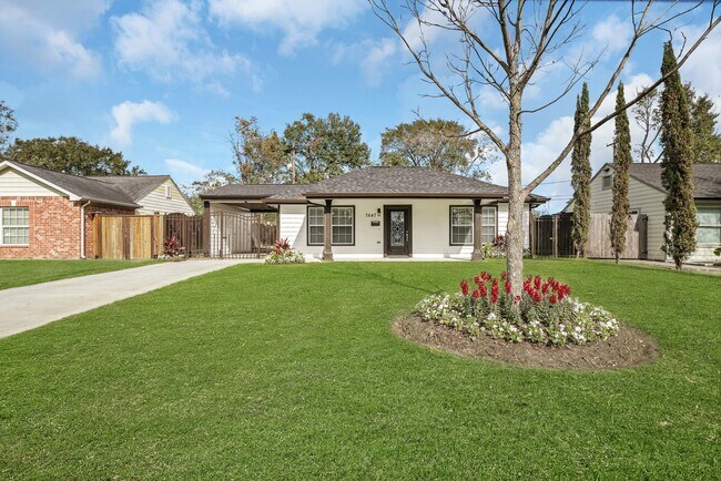 Building Photo - 7647 Greendowns St