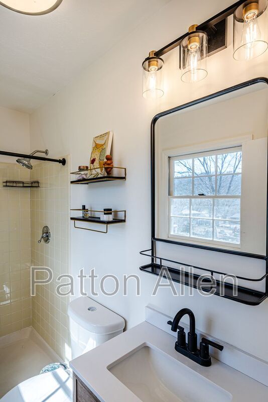 Building Photo - 7 Brookcliff Dr