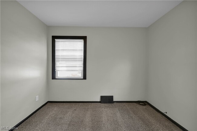 Building Photo - 15705 Maplewood Ave