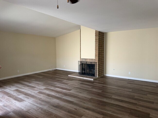 Building Photo - 6250 Mockingbird St