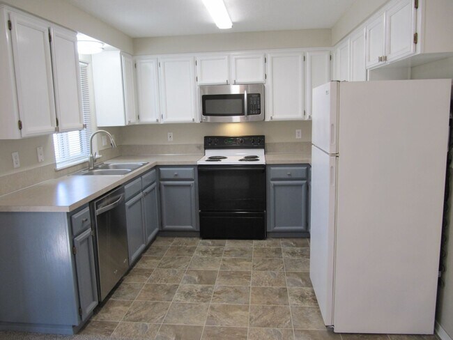 Building Photo - Three Bedroom Home on a Cul-de-sac, Landscaping Provided!