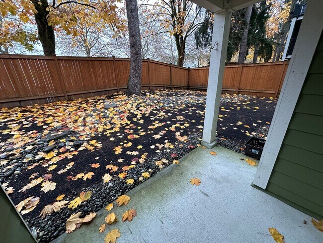 Building Photo - Charming 2-Bedroom, 1-Bathroom Condo in Prime Factoria Location