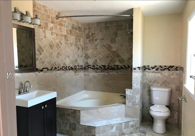 Building Photo - 1411 E Orman Ave