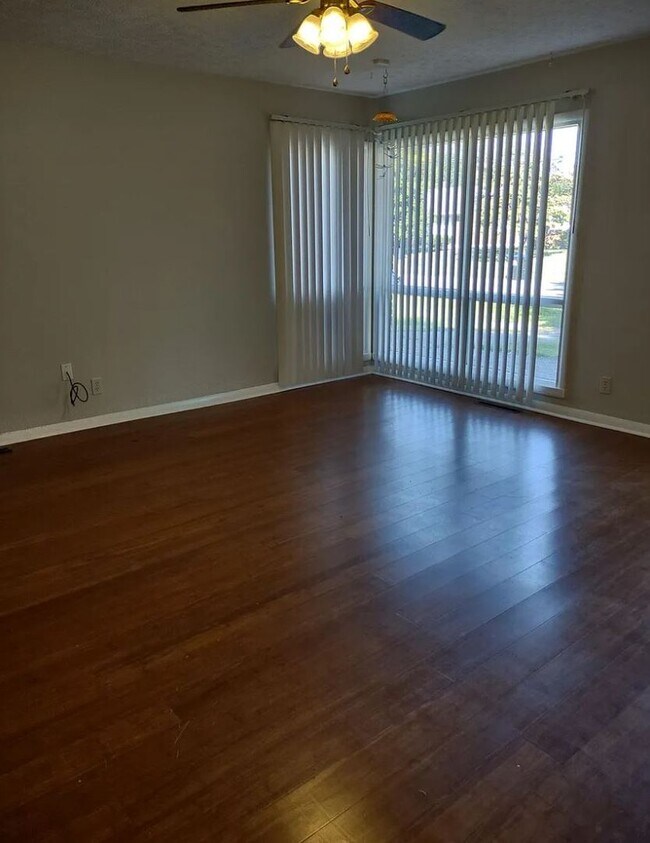 Building Photo - Updated 3 bedroom home located off Bardsto...