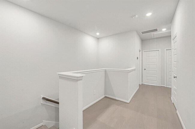 Building Photo - 1528 Lakeline Oak Dr