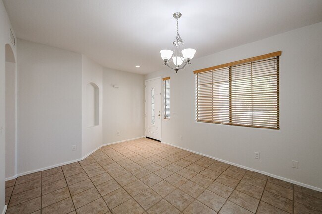 Building Photo - Charming 4 Bed 2 bath 2 Car Garage Home in...