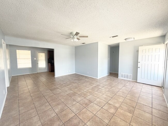 Building Photo - 2 Star Cir
