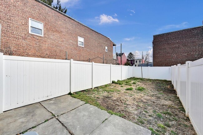 Building Photo - 4 Bedroom 2 Bath Home for Rent in SoWe Nei...