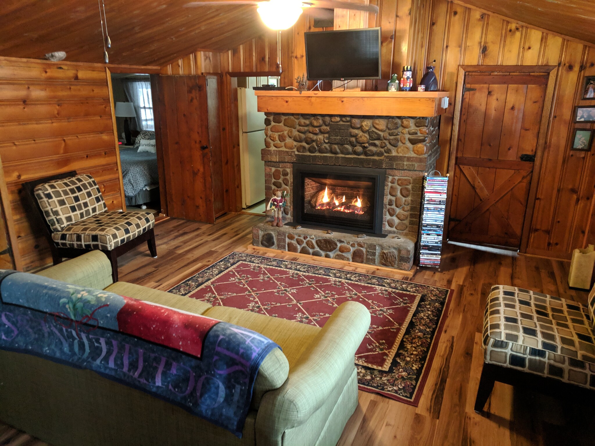 Living room - Fireplace heats the entire cabin - 15509 Turning Trl