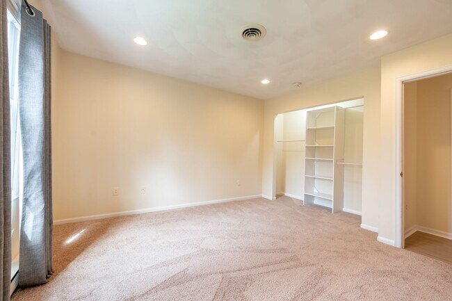 Building Photo - Spacious Ranch Close to Campus