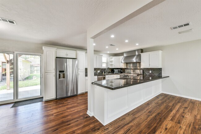 Building Photo - 304 Bellmar Ln