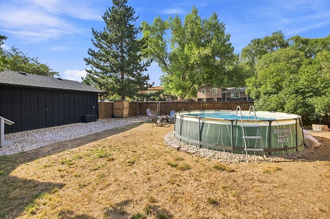 Building Photo - Beautiful 4BED/2BA Tri-Level Home in Widefield Country Club Heights