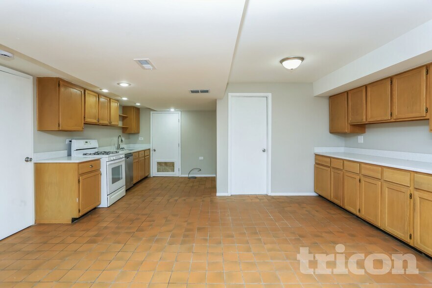 Building Photo - 5004 Lake Dawnwood Dr
