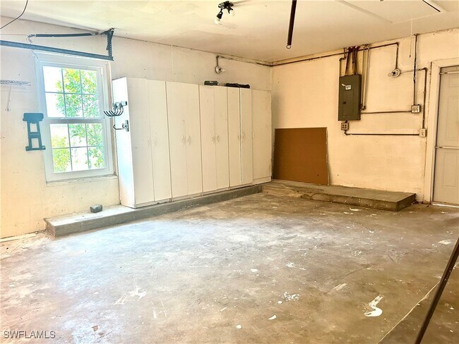 Building Photo - 652 NE 15th Ct