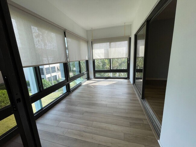 Building Photo - 2 BR 2 Bath Condo in Reflections on the Ri...