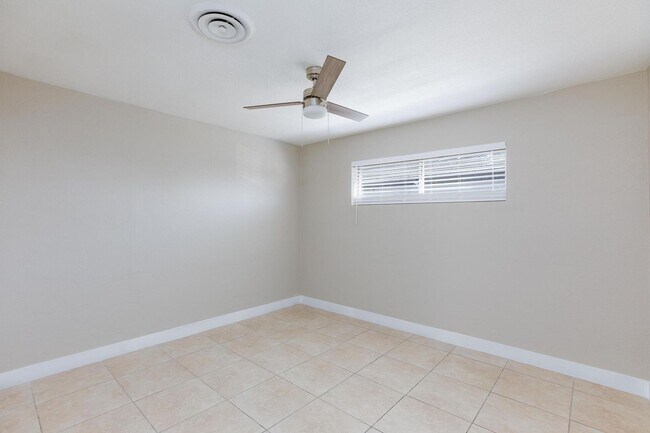 Building Photo - Spacious 4 bedroom, 2 bathroom home located in North Las Vegas