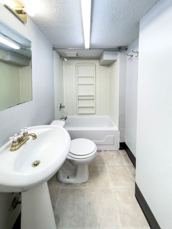 Building Photo - Short walk to Ball State!