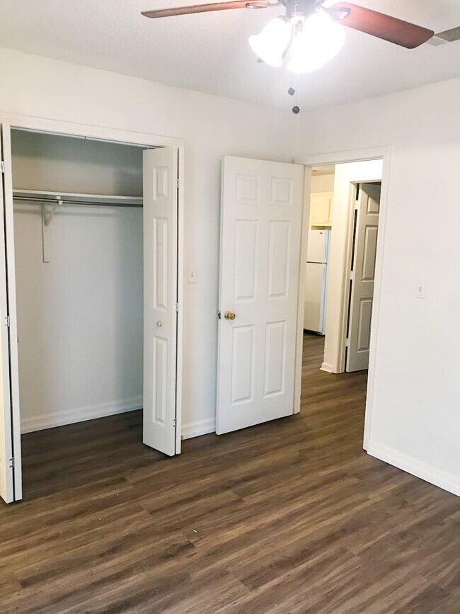 Building Photo - 1000 N Red St