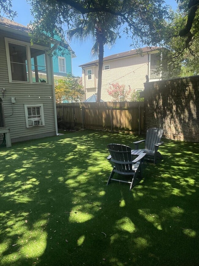 Building Photo - Gorgeous 3BD/2BA Single Family Home in Mid...