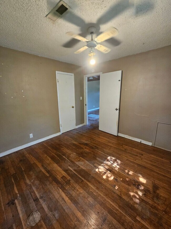 Building Photo - 3 bedroom | 1 bathroom | 1 car garage | Close to campuses & Rountree | Pets welcome!