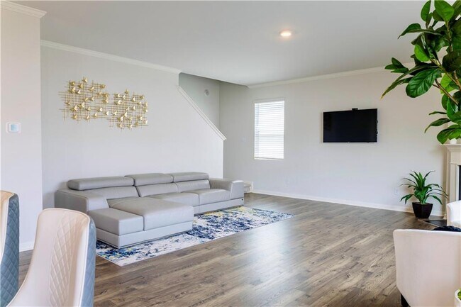 Building Photo - 325 Fernbrook Trl