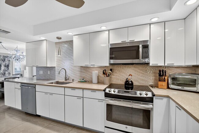 Building Photo - 3546 S Ocean Blvd