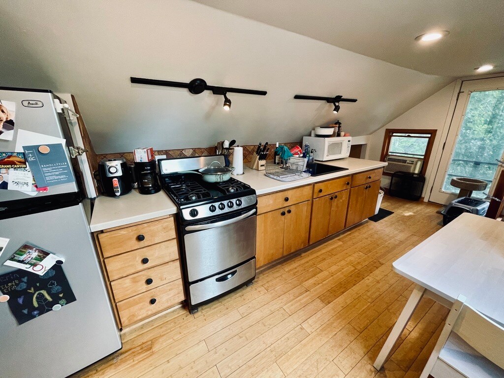 Building Photo - 1701 Taylor St NE