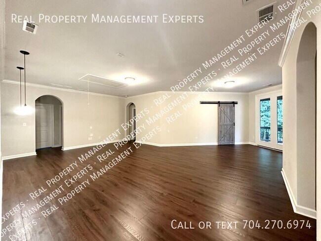 Building Photo - Spacious 5BR/3.5BA Home in Mooresville!