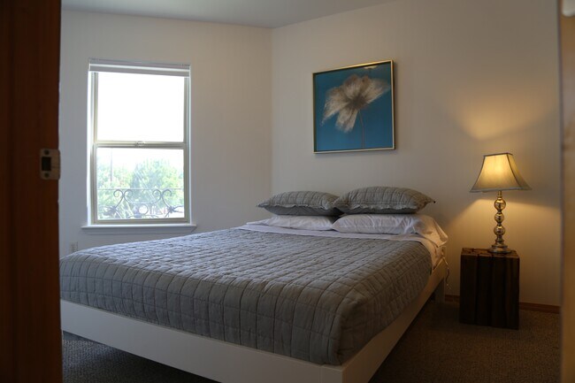 Building Photo - 315 E Main St