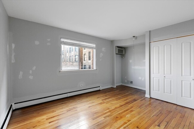 Building Photo - 541 W Oakdale Ave